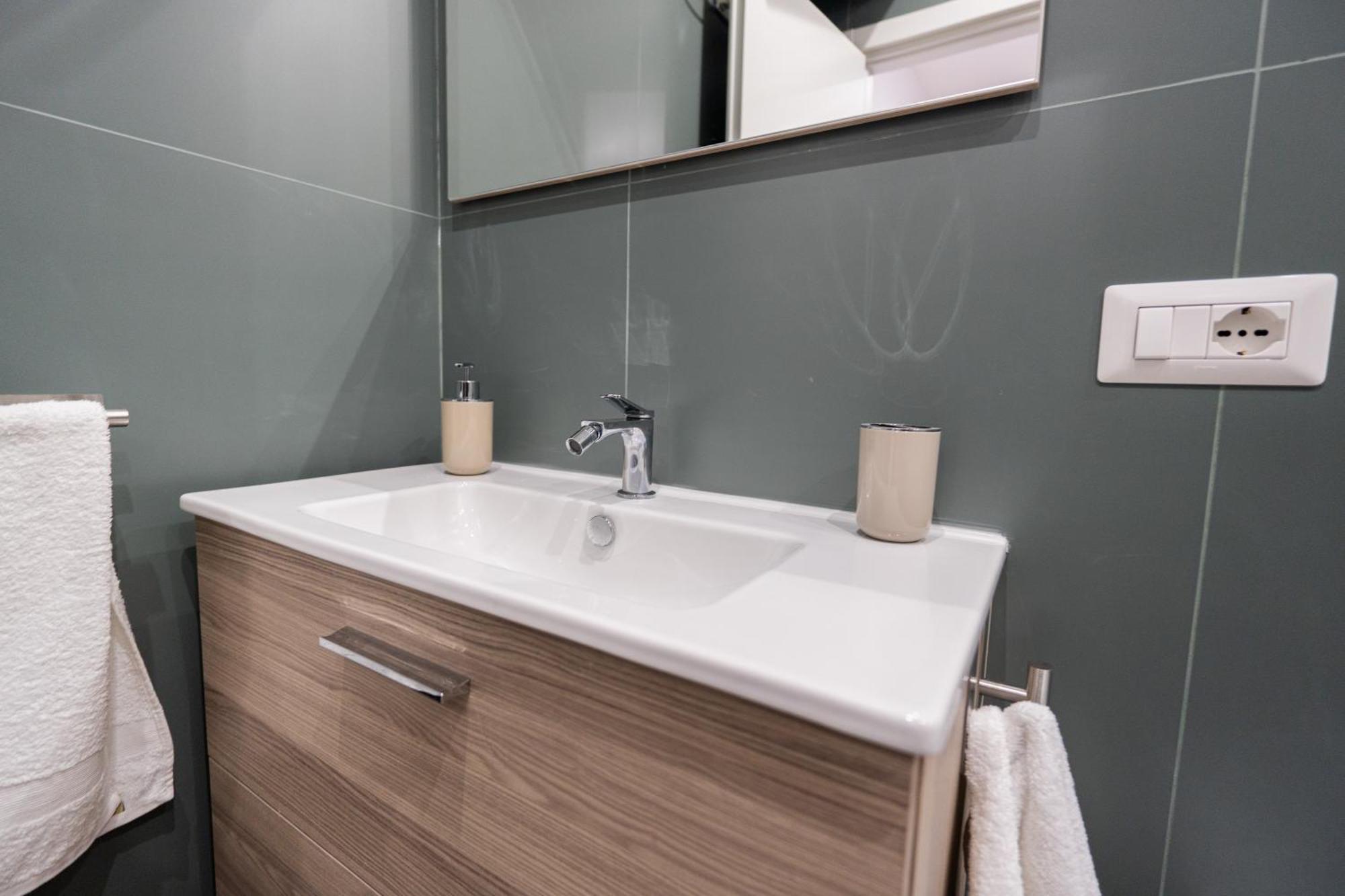 La Casa Di Bianca - Modern Suites Near Plebiscito Napoli Esterno foto